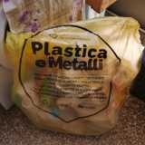 Ad esempio dove vanno gettati i piatti e i bicchieri di plastica? Di regola nel contenitore della plastica. Il che � giusto, ma solo dopo averli lavati e separati dall�organico